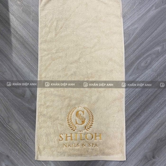 Khăn spa be thêu logo đẹp. Chất khăn dày dặn, thấm hút, sang